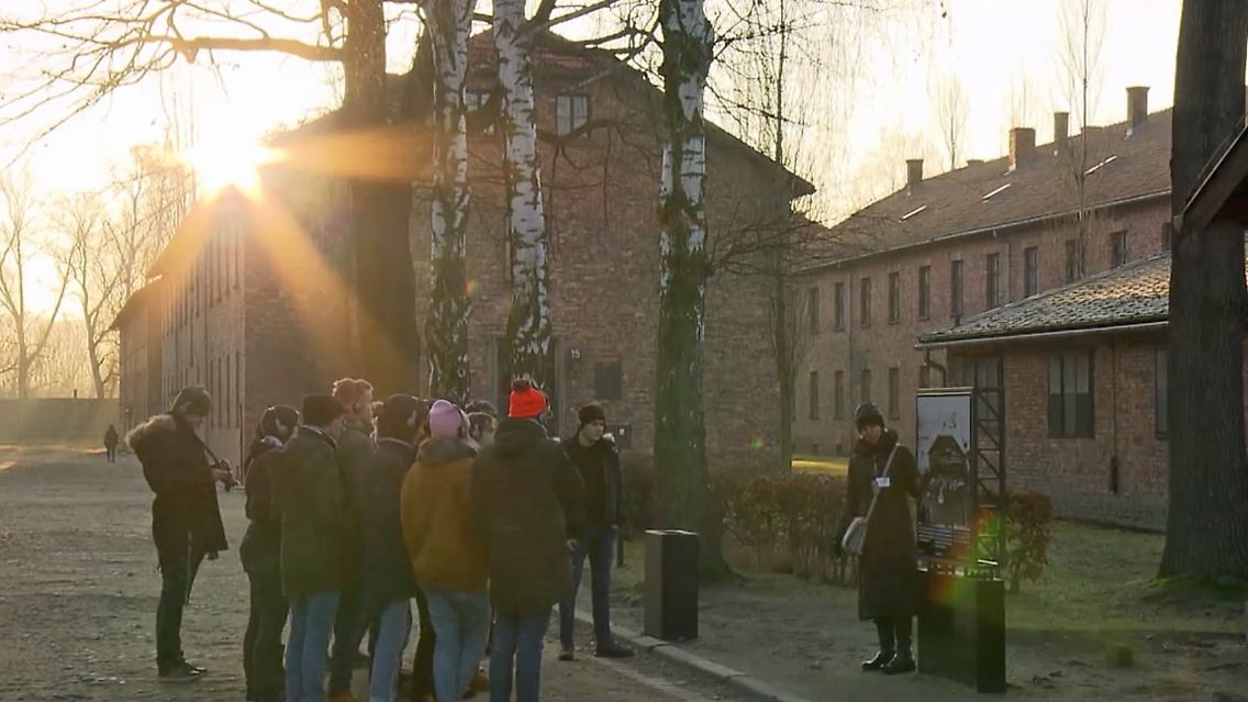 schulklasse auschwitz.jpg
