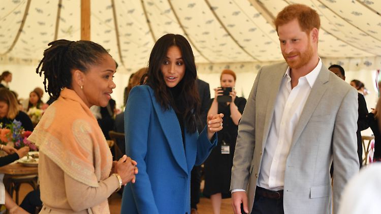 Doria Ragland mit ihrer Tochter Meghan und Schwiegersohn Harry bei einem Termin in London im Jahr 2018.