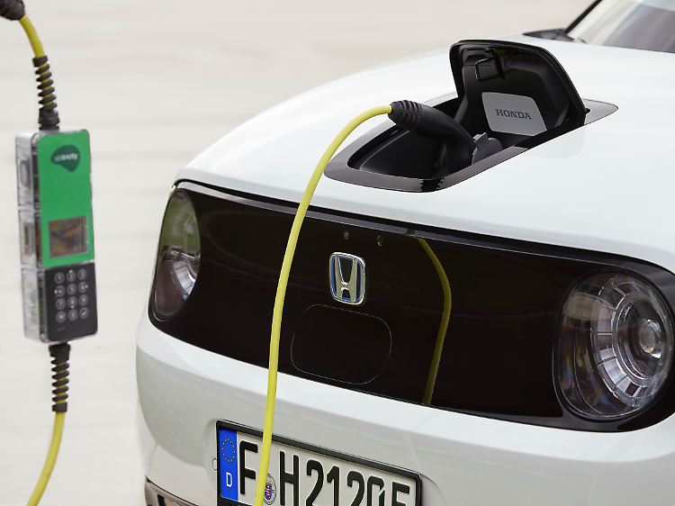 Der im Unterboden befindliche Akku erlaubt mit seinen 35,5 kWh 210 Kilometer Reichweite.