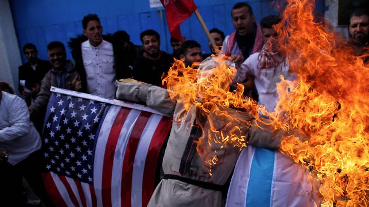 Palästinenser in Gaza zünden am Montag eine Trump-Puppe an.