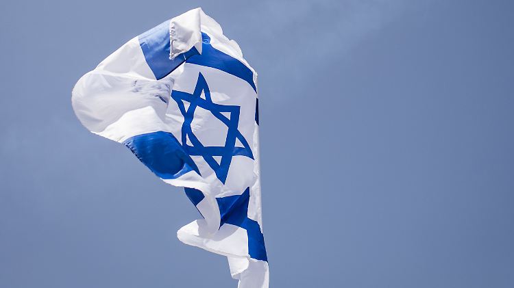 Auf dem Schornstein einer Fabrik wurde eine Israel-Flagge gehisst. (Symbolbild)