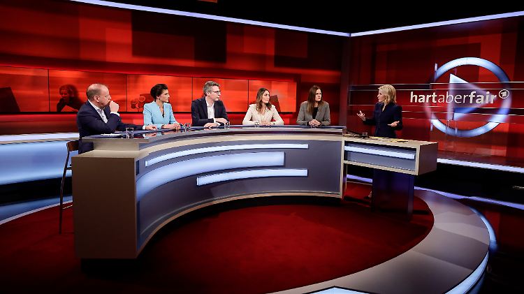 Susan Link (r.) vertritt vorübergehend Moderator Frank Plasberg.