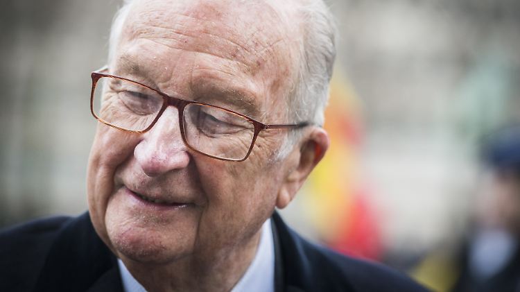 Der Ex-König habe beschlossen, "diesem lästigen Verfahren in Ehre und Würde ein Ende zu setzen"., erklärten die Anwälte von Albert II.