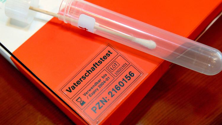 Für den Test wird eine DNA-Probe des Vaters genommen und mit der des Kindes verglichen.