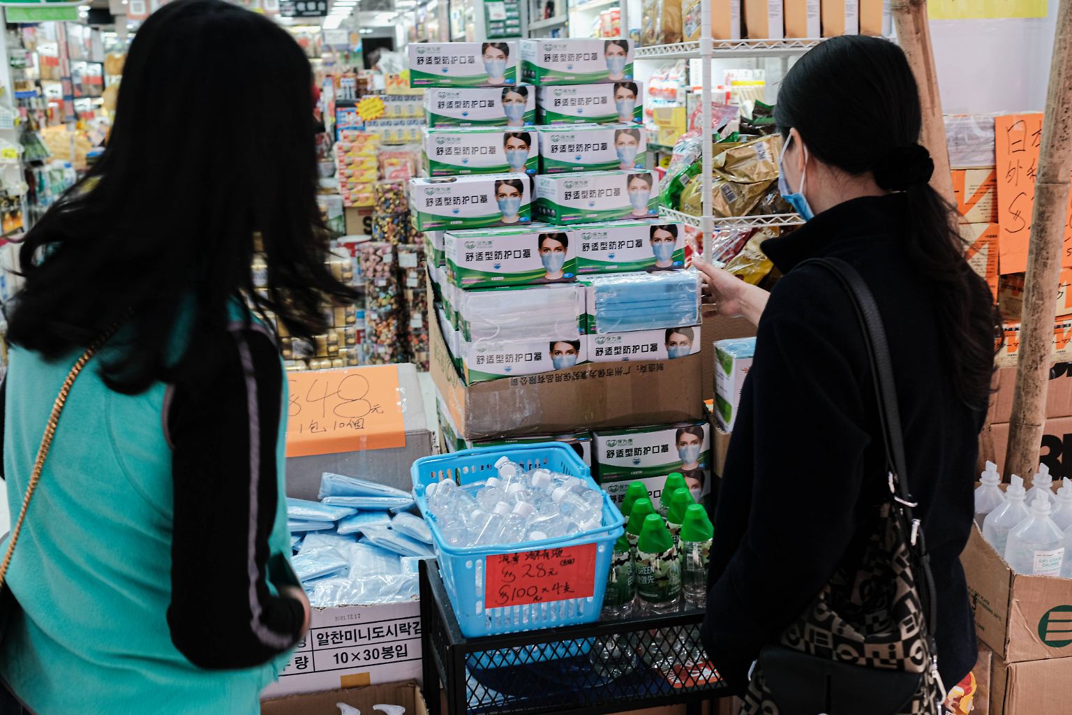 Atemwegs-Schutzmasken sind in China derzeit gefragt wie nie. Überall wollen sich die Menschen vor dem Coronavirus schützen, der sich immer weiter ausbreitet.