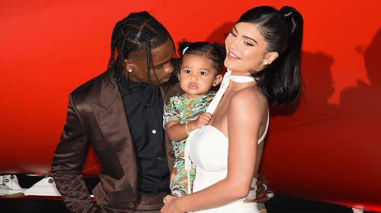 Die Tochter von Travis Scott und Kylie Jenner ist ein Leben in der Öffentlichkeit gewöhnt.
