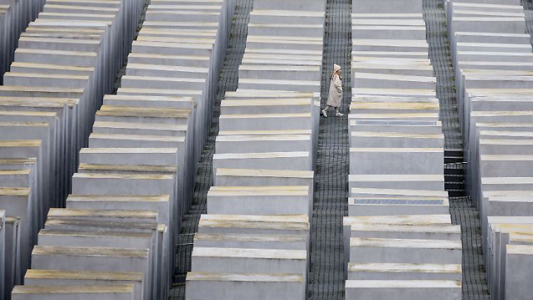 Das Holocaust-Mahnmal in Berlin würdigt die ermordeten Juden in Europa. Ein Feiertag am 8. Mai soll an die Verbrechen der Deutschen erinnern.