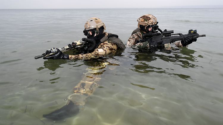 Kampfschwimmer trainieren im Dezember in der Ostsee: Bei der Marine ist die Materiallage laut Wehrbericht besonders dramatisch.