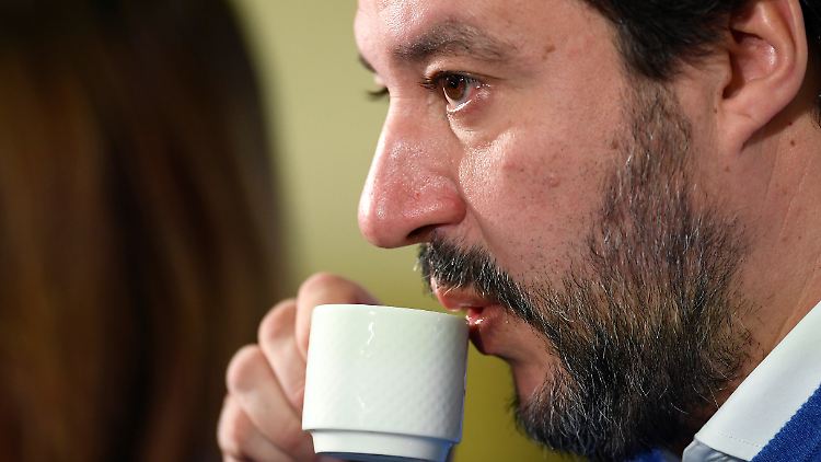Abwarten und Espresso trinken: Lega-Chef Salvini auf einer Pressekonferenz in Bologna nach seinem Wahldebakel.