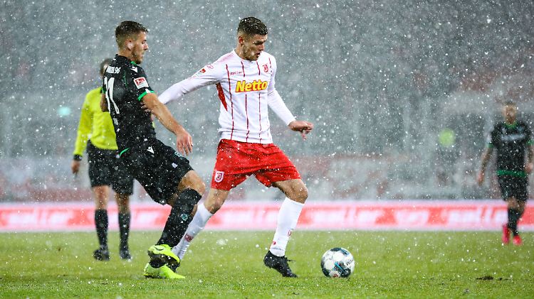 Regensburg behielt im Schneefall die Oberhand.