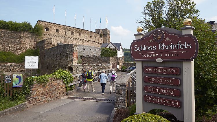 Die Burg Rheinfels und das umliegende Gelände schräg oberhalb der Loreley sind ein beliebtes Touristenziel.