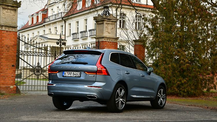 Aus den schick verblendeten Endrohren entlässt der Volvo XC60 B5 Mild-Hybrid Diesel 187 bis 159 Gramm CO2 je Kilometer.
