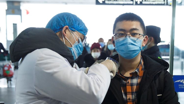 Vorsichtsmaßnahme: Am Flughafen der chinesischen Millionen-Metropole Changsha wird die Temperatur eines Passagiers gemessen.