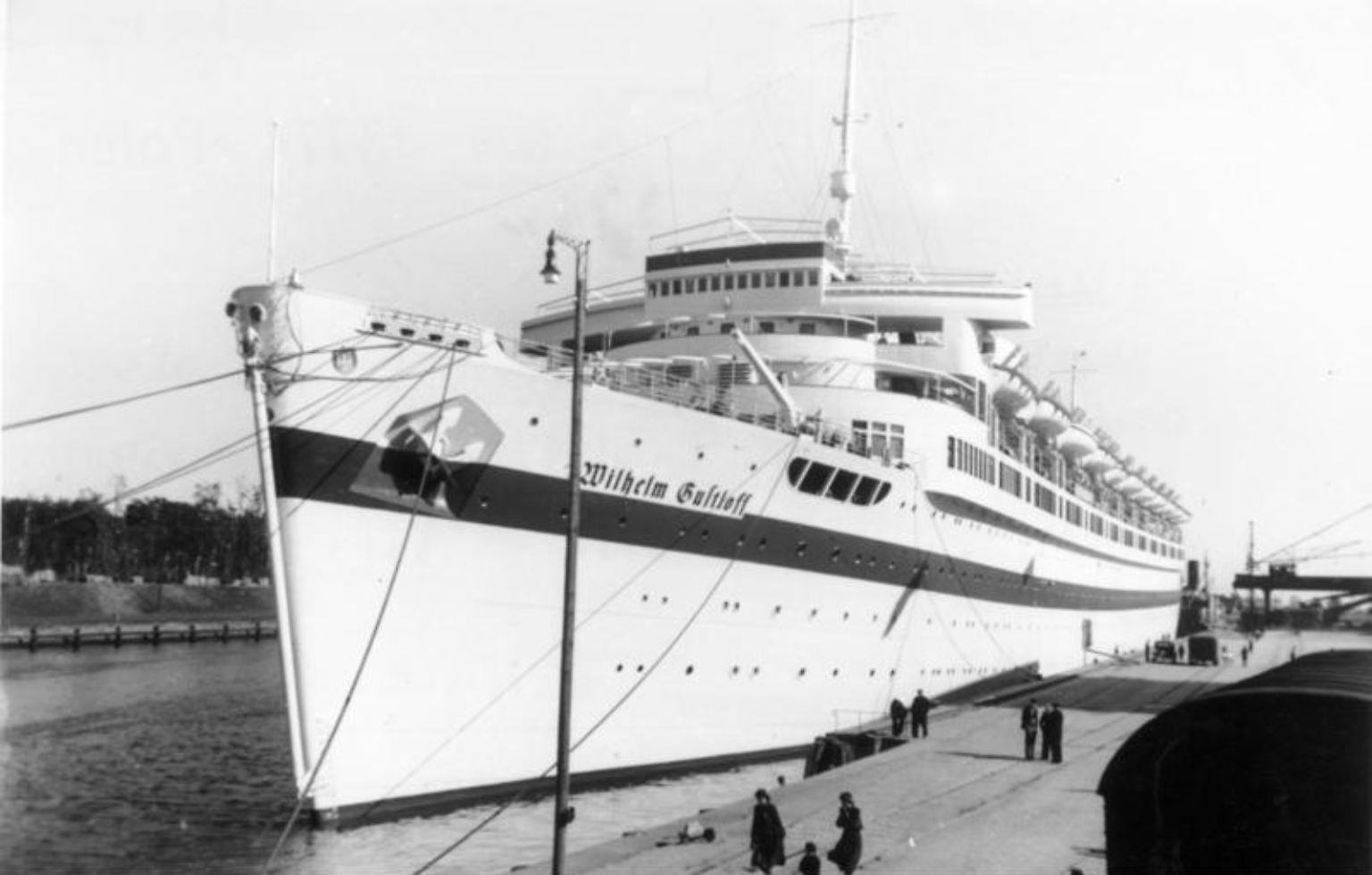 Es ist die größte Schifffahrtstragödie aller Zeiten. Am 30. Januar 1945, genau zwölf Jahre nach Adolf Hitlers "Machtergreifung", treffen insgesamt drei Torpedos eines sowjetischen U-Boots die "Wilhelm Gustloff". Sie sinkt unmittelbar danach.