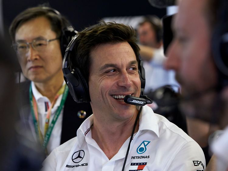 Toto Wolff könnte mit Aston Martin weiter in der Formel 1 unterwegs sein.