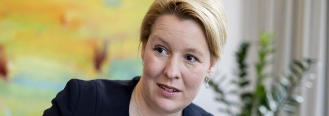 Franziska Giffey (SPD), Bundesfamilienministerin, sitzt nach einem Interviewtermin in ihrem Büro im Bundesfamilienministerium. Foto: Christoph Soeder/dpa/Archiv