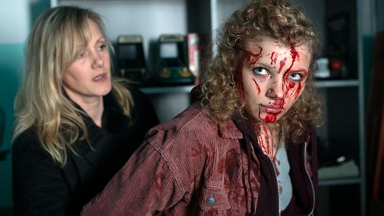 Mit einer blutüberströmten Mörderin (Luisa-Celine Gaffron) beginnt "Monster".