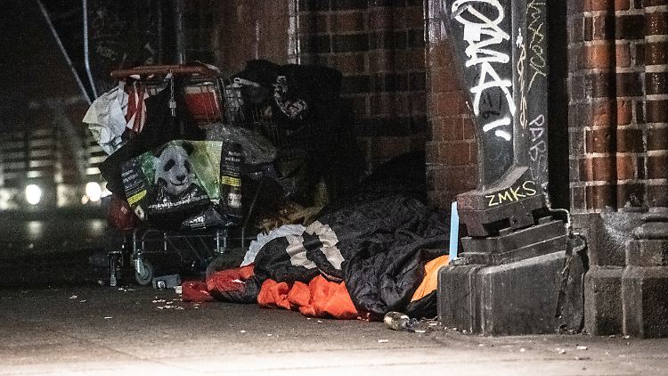 Ein Obdachloser hat sein Nachtlager auf der Berliner Oberbaumbrücke aufgeschlagen.