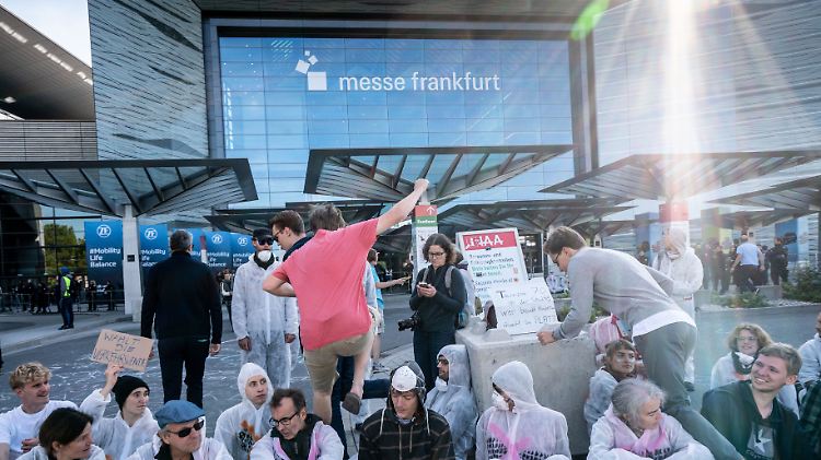 Gegendemo auf der IAA im September: Die Glitzershow sucht mit einer neuen Heimat auch ein anderes Image.