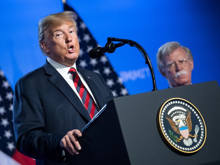 Während seiner Zeit im Weißen Haus stand John Bolton hinter dem US-Präsidenten.