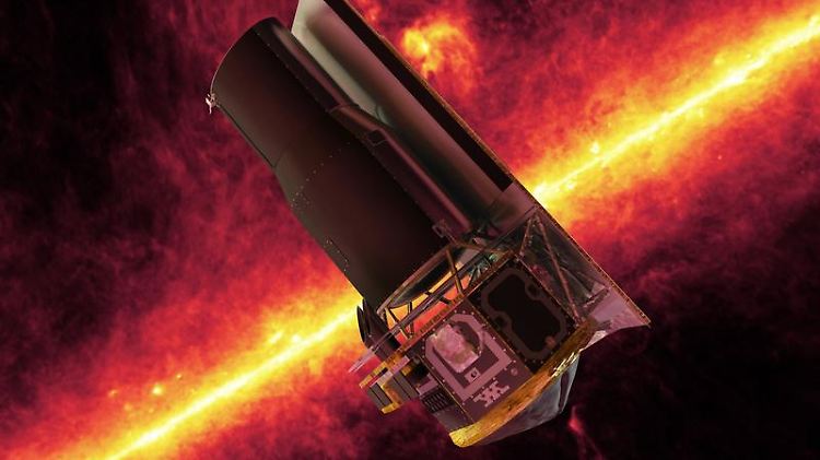 "Spitzer" vor einer Infrarotaufnahme der Milchstraße, die von dem Weltraumteleskop gemacht wurde.