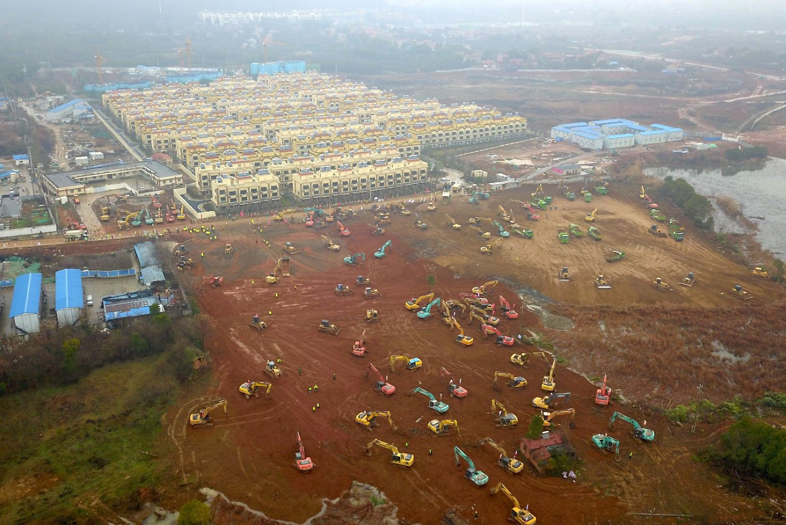 Bagger, so weit das Auge reicht. Im chinesischen Wuhan stehen Hunderte Bauarbeiter unter enormem Zeitdruck. Wegen des grassierenden Corona-Erregers müssen sie so schnell wie möglich neue Krankenhäuser errichten.