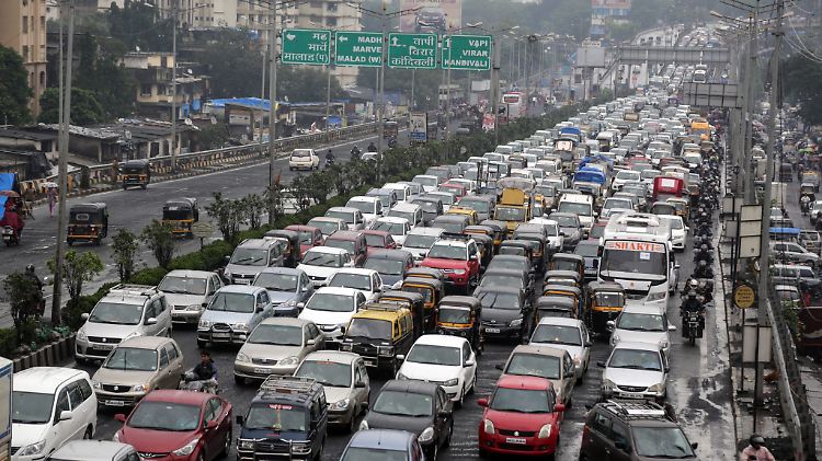 Im Verkehr indischer Großstädte, hier Mumbai, braucht man als Autofahrer viel Geduld.