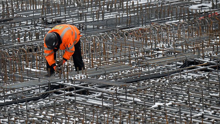 Typischer Saisoneffekt: Mit Beginn der Frostperiode kommen die Arbeiten auf vielen Baustellen zum Erliegen.