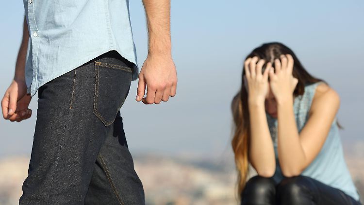 Partner von Narzissten fühlen sich häufig vernachlässigt. 