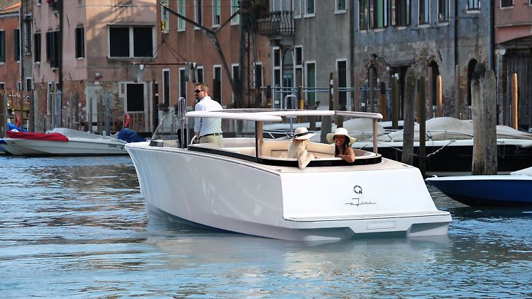 Bei der Q30 von Q-Yachts handelt es sich um ein elegantes Wasser-Taxi mit reinem E-Antrieb.