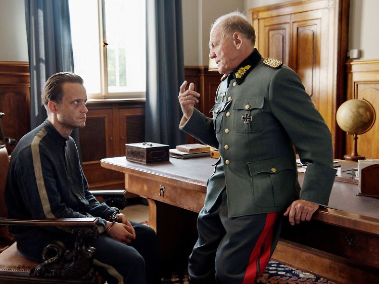 Bruno Ganz als Vorsitzender des Kriegsgerichts verkündet Jägerstätters Todesurteil.
