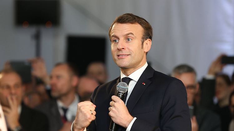 Frankreichs Präsident Macron freut sich über den Einstieg in die Batteriezellenforschung.
