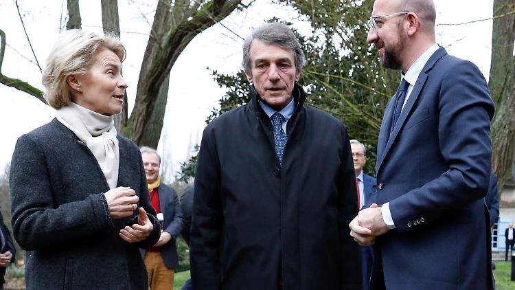 EU-Kommissionspräsidentin Ursula von der Leyen, Ratspräsident Charles Michel und EU-Parlamentspräsident David Sassoli (v.l.).