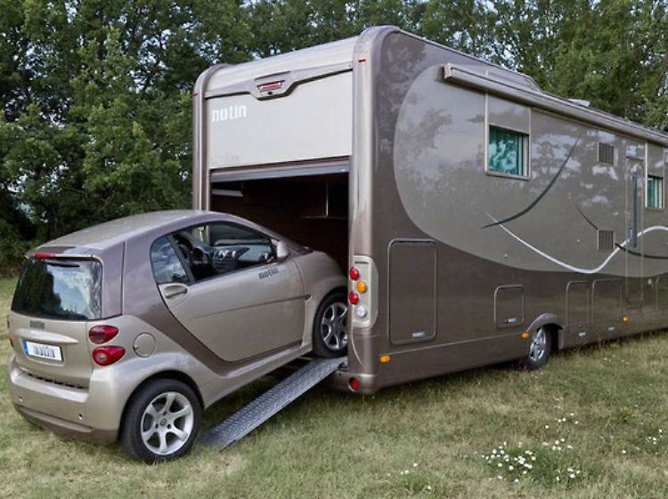 In der Heckgarage des Notin Liner 940 G ist Platz für einen Mini, Smart oder Fiat 500.