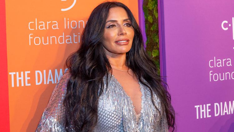 "Er fing an, schreckliche Dinge zu tun, bis hin zu sexuellem Missbrauch. Ich wurde vergewaltigt, als ich 15 war. Es war das erste Mal, dass mich ein Mann berührt hat", sagt Sarah Abitbol.
