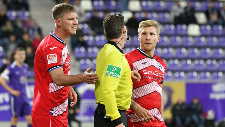 Arminia-Torjäger Fabian Klos hatte nach seinem "Tor" reichlich Redebedarf.
