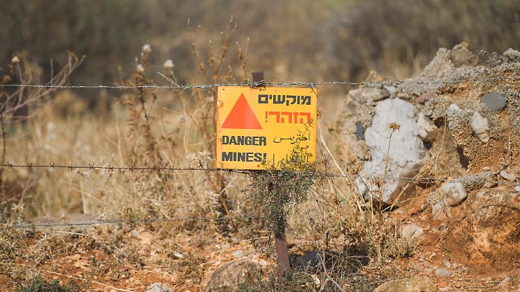 Ein Schild auf den israelischen Golanhöhen warnt vor Landminen, die im Boden versteckt sind.
