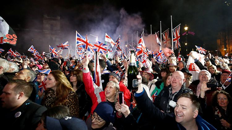 In der Nacht ließen sich viele Briten auch vom kalten und feuchten Wetter nicht vom Feiern abhalten.