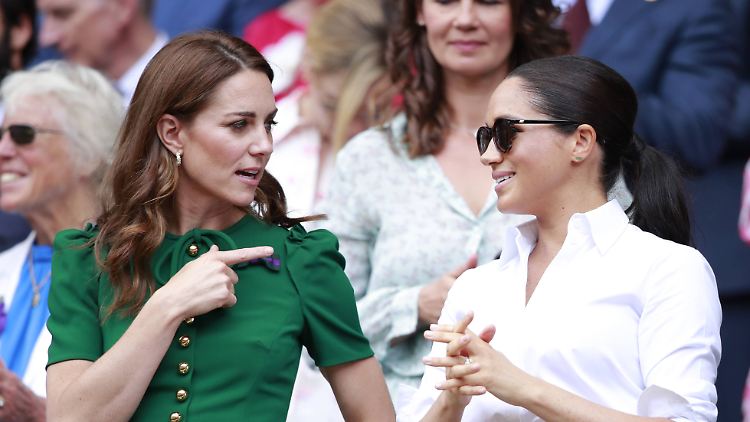 Herzogin Kate (li) und ihre Schwägerin Herzogin Meghan bei einem Besuch in Wimbledon vergangenen Sommer.