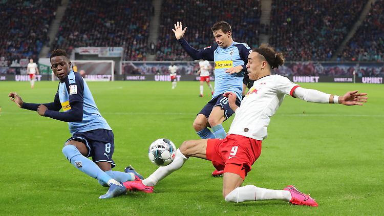Die Partie zwischen Leipzig und Mönchengladbach ist bis zum Schlusspfiff hart umkämpft.