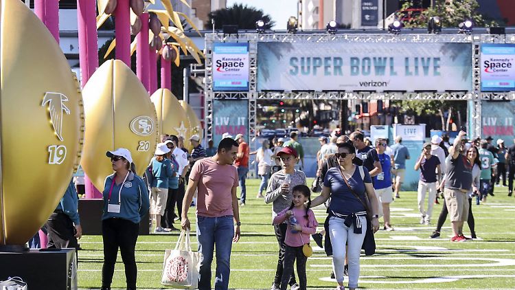 Der Super Bowl treibt Abertausende footballbegeisterte Menschen nach Miami.