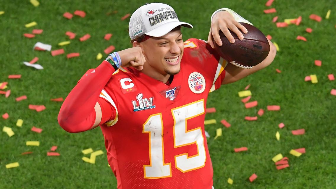 "Wir haben nie den Glauben an uns verloren. Keiner in diesem Team hat den Kopf hängen lassen, und wir haben am Ende einen Weg gefunden, das Spiel zu gewinnen", sagte Mahomes, der als jüngster Quarterback den Super Bowl gewann und als wertvollster Spieler (MVP) des Finales ausgezeichnet wurde.