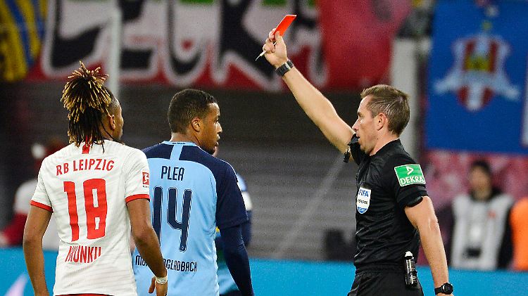 Die Szene des Spieltags: Alassane Plé fliegt vom Platz. Regelgerecht.
