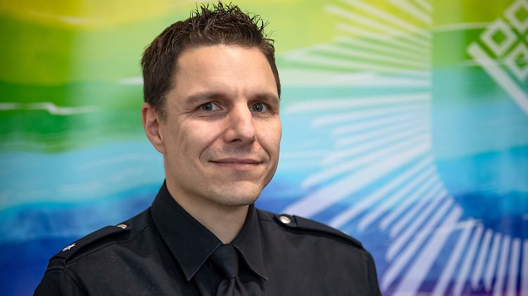 In seiner Position will Polizist Daniel Blida die LSBTI - Community unterstützen und bei Polizei und Gesellschaft für mehr Verständnis werben.