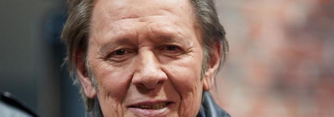 Der Schauspieler Jan Fedder steht auf dem Gelände von Studio Hamburg. Foto: Georg Wendt/dpa/Archivbild