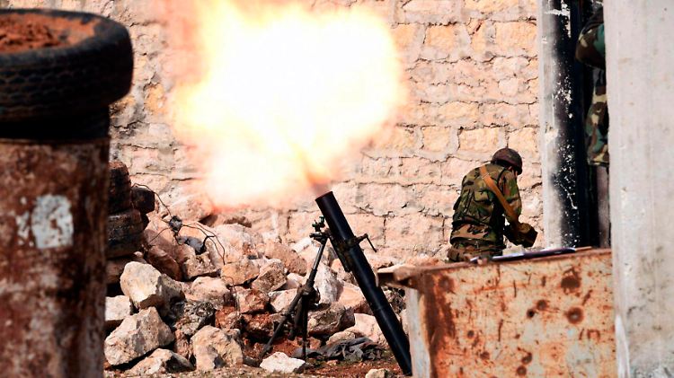 Ein syrischer Soldat an einem Mörser in der Provinz Idlib.