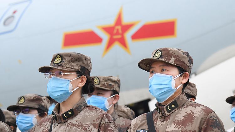 Medizinische Mitarbeiter der chinesischen Armee wurden nach Wuhan eingeflogen.