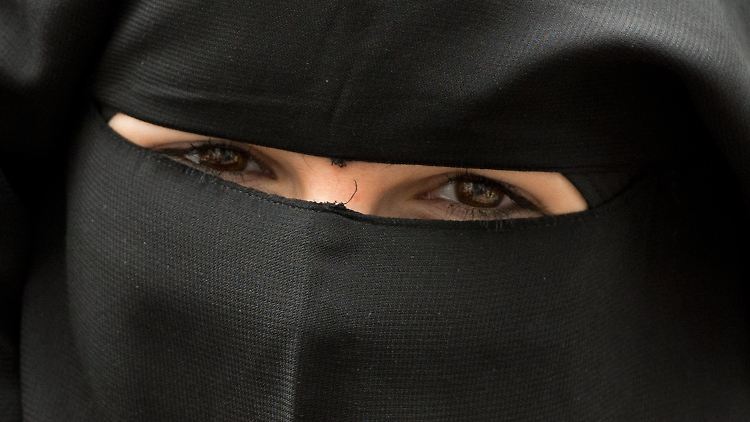 Bisher verbietet das Hamburger Schulgesetz nicht das Tragen eines Nikab in der Schule.