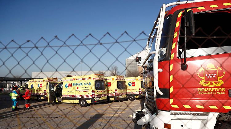Feuerwehr und Rettungswagen halten sich bereit, um nach der Notlandung einzugreifen.