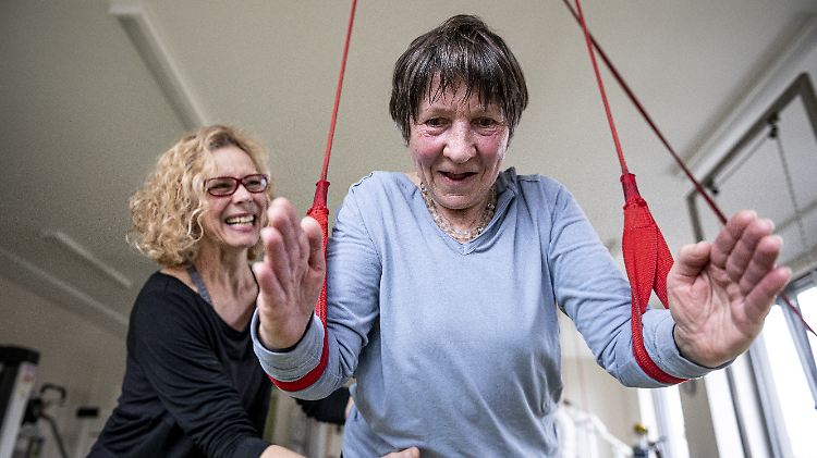 Die Reha-Sportgruppe von Anke von Popowski (l.) verhalf Rentnerin Gisela Osuch-Trogisch (r.) nach ihrer Krebserkrankung wieder Vertrauen in ihren Körper zu fassen.